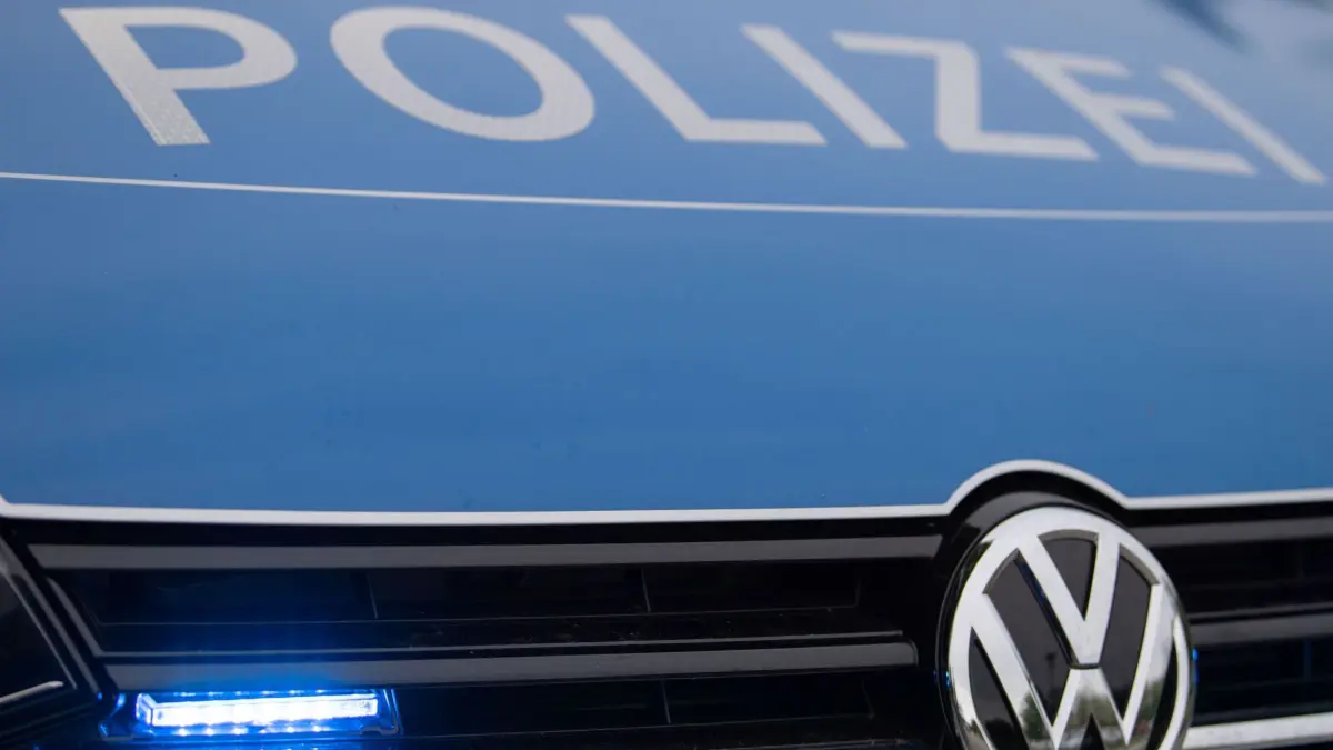 Polizei - Symbolbild: ARCHIV - 15.05.2019, Bayern, Dachau: Ein Blaulicht leuchtet an einer Polizeistreife. (zu dpa: «Mehr als 800 Helfer suchen vermissten 83-Jährigen») Foto: Lino Mirgeler/dpa +++ dpa-Bildfunk +++
