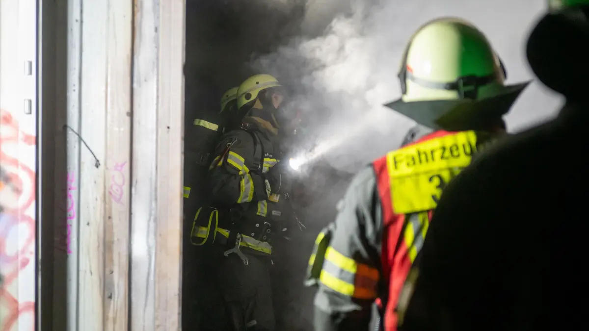 Feuer in Petershagen-Eggersdorf: In der Landhausstraße brach in der Nacht zu Donnerstag (4. September) ein Brand aus. Zudem soll einem Mann ins Gesicht getreten worden sein.