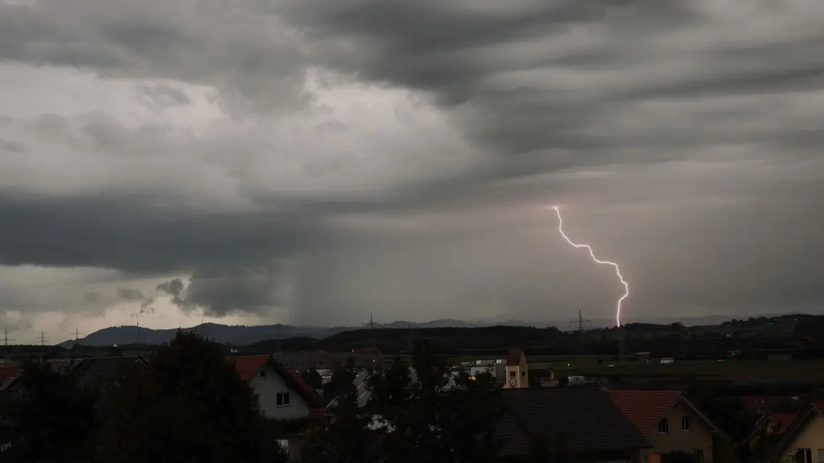 Gewitter in Bayern: 04.09.2025, Bayern, Memmingen: Ein Blitz zuckt bei einem Gewitter bei Memmingen in Bayern. Der Deutsche Wetterdienst warnt vor Unwetter und Hagel in Süddeutschland. Foto: Alexander Wolf/onw-images/dpa +++ dpa-Bildfunk +++