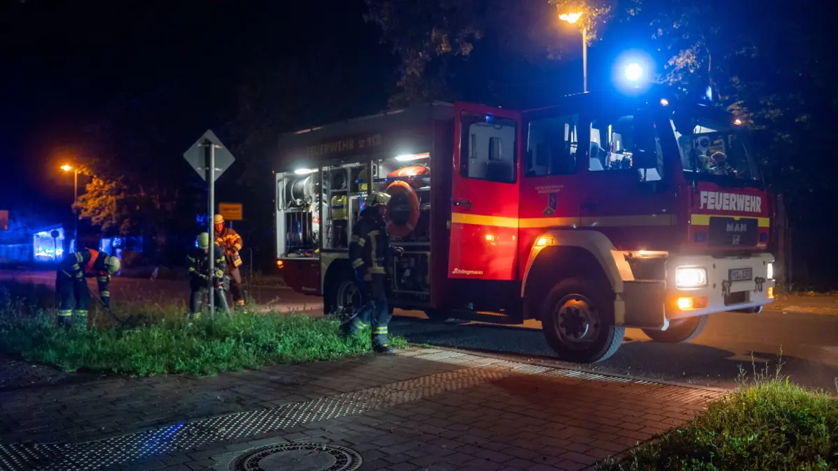 Einsatzkräfte der Freiwilligen Feuerwehren Petershagen und Eggersdorf konnten den Brand schnell unter Kontrolle bringen und Löschen.