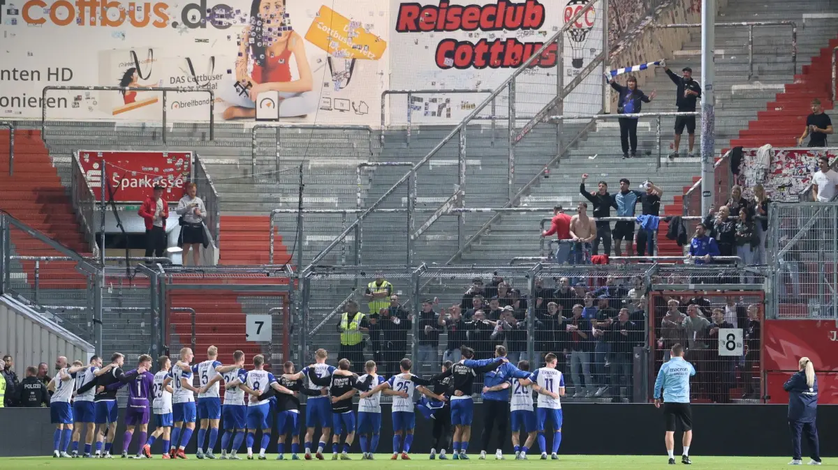 Fussball Landespokal Brandenburg 2025/2026 SV Germania 90 Schöneiche - FC Energie Cottbus: Die Germania-Spieler feiern mit den Fans