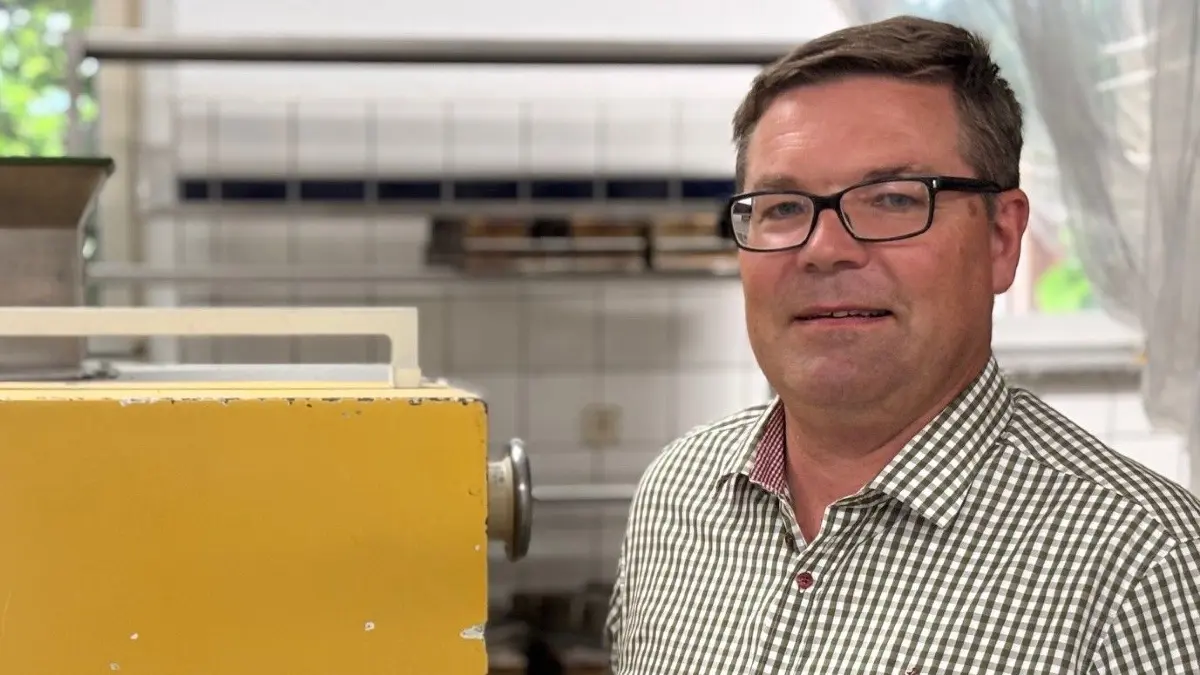 Steffen Hänsch, der die Bäckerei Plessow in Teschendorf übernommen hat, freut sich über einen alten Freund und mechanischen Helfer in seiner Backstube. Die Brötchenmaschine sollte in Schwante eigentlich verschrottet werden. Jetzt wurde sie generalüberholt.