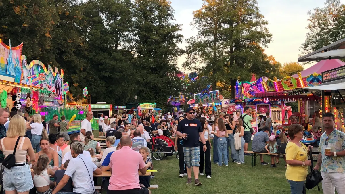 Gedränge: Viele Besucher, wie hier 2023, kamen schon zeitig zum Flammenden Scharmützelsee, um sich Plätze auf der Schwanenwiese zwischen den Ständen zu sichern.