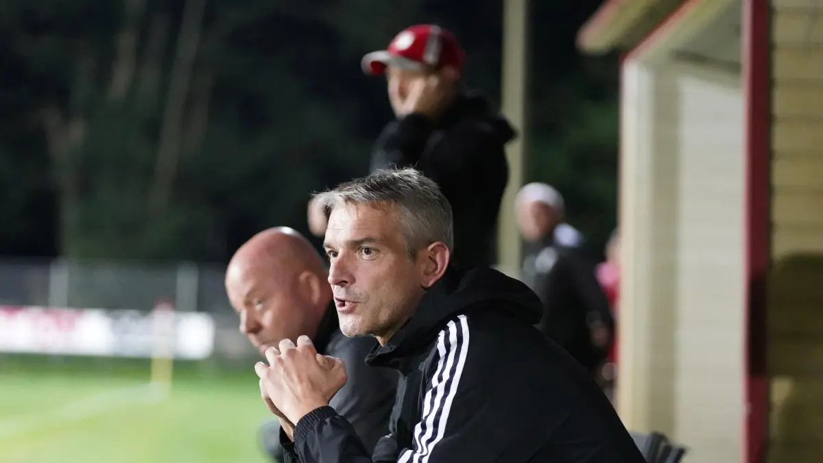 Fussball : Wernsdorf, Fussball Landespokal Brandenburg, Frankonia Wernsorf - Union Klosterfelde, Trainer Thoralf Dominok vor Co. Karsten Milz
FOTO BENK 05.09.2025