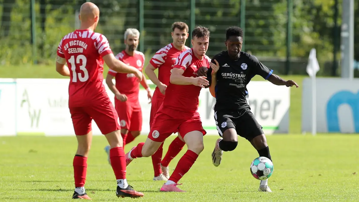 Landespokal 2. Runde, FSV Bernau - Victoria Seelow 1:4: Bernau, 06.09.2025, Landespokal 2. Runde, FSV Bernau - Victoria Seelow 1:4, Lennard Flaig (links) gegen Ousmane Kone