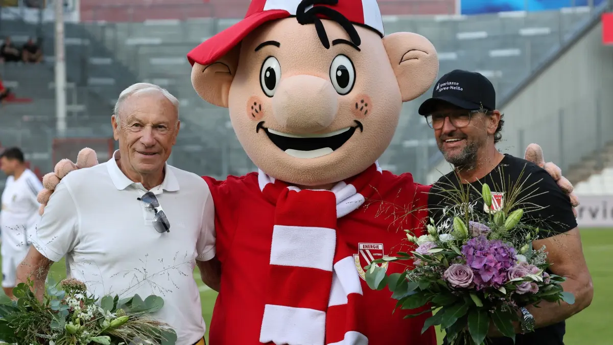 Fanfest des FC Energie Cottbus - Fußball, Legenden und Emotionen: Trainer Eduard Geyer (Bundesliga-Legenden, l.) und Trainer Claus-Dieter (Pele) Wollitz (FCE-DFB-Legenden)
