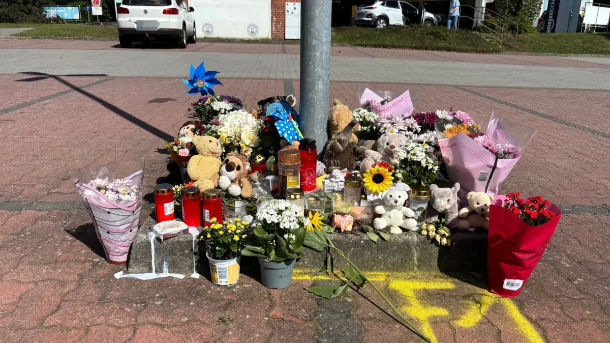 An der Unfallstelle auf dem Parkplatz im Eberswalder Nordend hatten bis Sonntagmittag zahlreiche Menschen Blumen abgelegt.