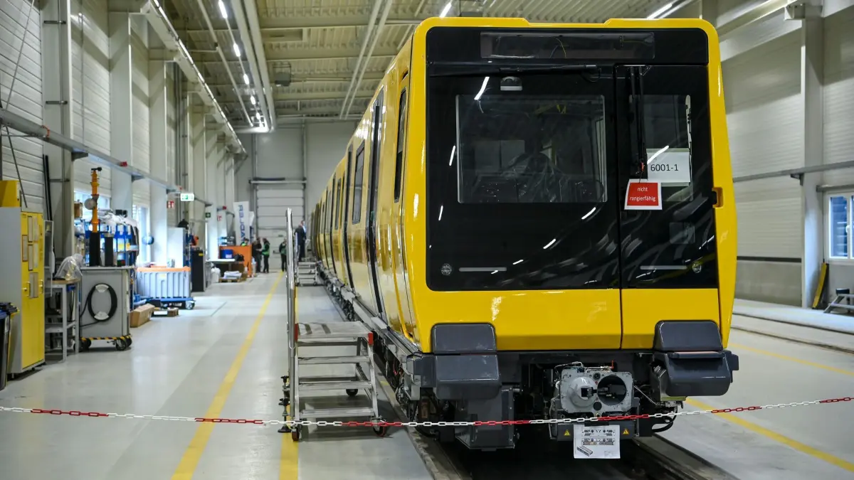 Berlins neue U-Bahnbaureihe in der Inbetriebnahme: ARCHIV - 11.11.2022, Brandenburg, Velten: Bei einem Vor-Ort-Termin im Inbetriebnahme-Zentrum von Stadler in Velten wird ein Zug der neuen Baureihe JK für eine neue geplante Berliner U-Bahnreihe vorgestellt. (zu dpa: «Neue U-Bahnen gehen in Betrieb») Foto: Jens Kalaene/dpa +++ dpa-Bildfunk +++