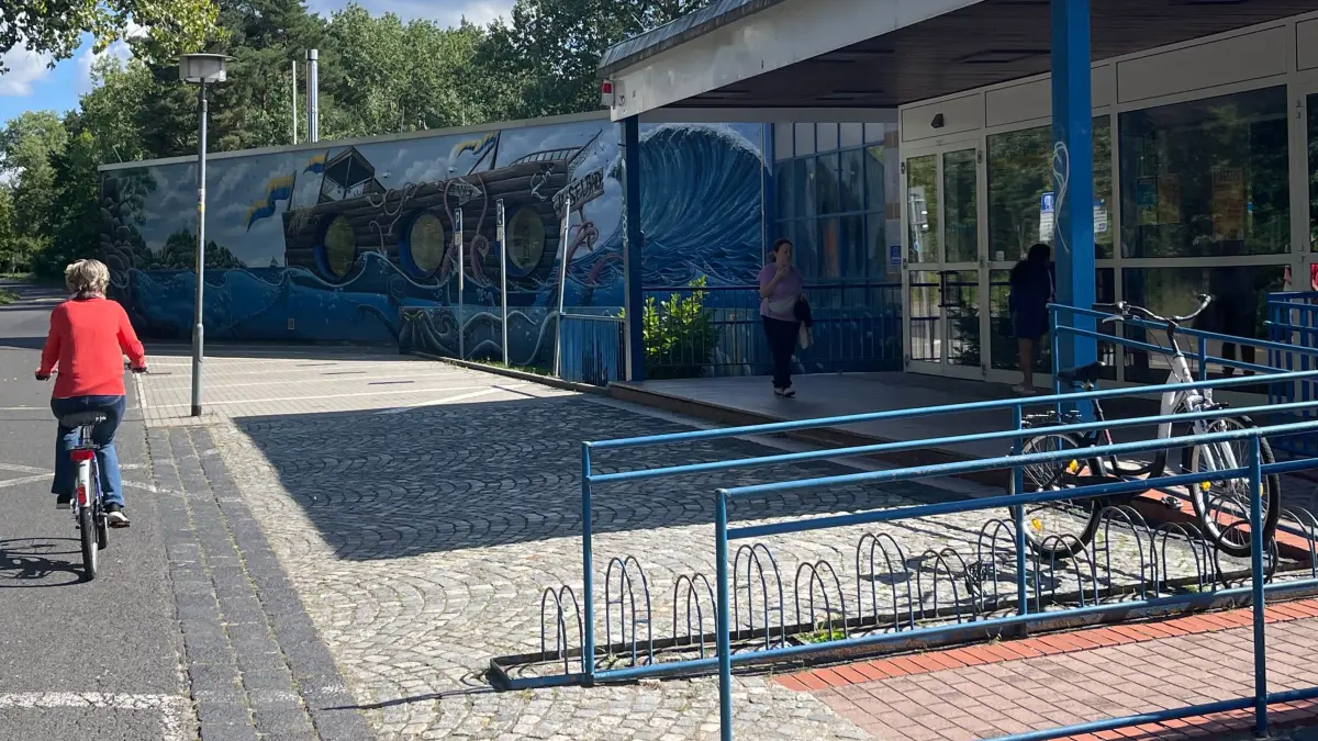 Das Inselbad ist eine wichtige Einrichtung in Eisenhüttenstadt. Doch der Betrieb ist teuer. Wie viel hat die Stadtwerke Eisenhüttenstadt GmbH bisher gezahlt?