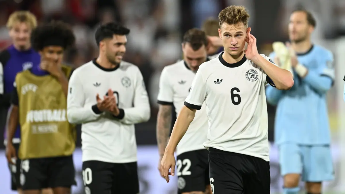 Deutschland - Nordirland: 07.09.2025, Nordrhein-Westfalen, Köln: Fußball: WM-Qualifikation Europa, Deutschland - Nordirland, Gruppenphase, Gruppe A, 2. Spieltag, RheinEnergieStadion, Joshua Kimmich (Deutschland) und das Team gehen nach dem Spiel über den Platz. WICHTIGER HINWEIS: Gemäß den Vorgaben der DFL Deutsche Fußball Liga bzw. des DFB Deutscher Fußball-Bund ist es untersagt, in dem Stadion und/oder vom Spiel angefertigte Fotoaufnahmen in Form von Sequenzbildern und/oder videoähnlichen Fotostrecken zu verwerten bzw. verwerten zu lassen. Foto: Marius Becker/dpa +++ dpa-Bildfunk +++