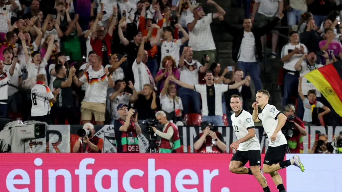 Deutschland - Nordirland: 07.09.2025, Nordrhein-Westfalen, Köln: Fußball: WM-Qualifikation Europa, Deutschland - Nordirland, Gruppenphase, Gruppe A, 2. Spieltag, RheinEnergieStadion, Florian Wirtz (Deutschland) (r) bejubelt sein Tor zum 3:1 mit David Raum (Deutschland). WICHTIGER HINWEIS: Gemäß den Vorgaben der DFL Deutsche Fußball Liga bzw. des DFB Deutscher Fußball-Bund ist es untersagt, in dem Stadion und/oder vom Spiel angefertigte Fotoaufnahmen in Form von Sequenzbildern und/oder videoähnlichen Fotostrecken zu verwerten bzw. verwerten zu lassen. Foto: Rolf Vennenbernd/dpa +++ dpa-Bildfunk +++