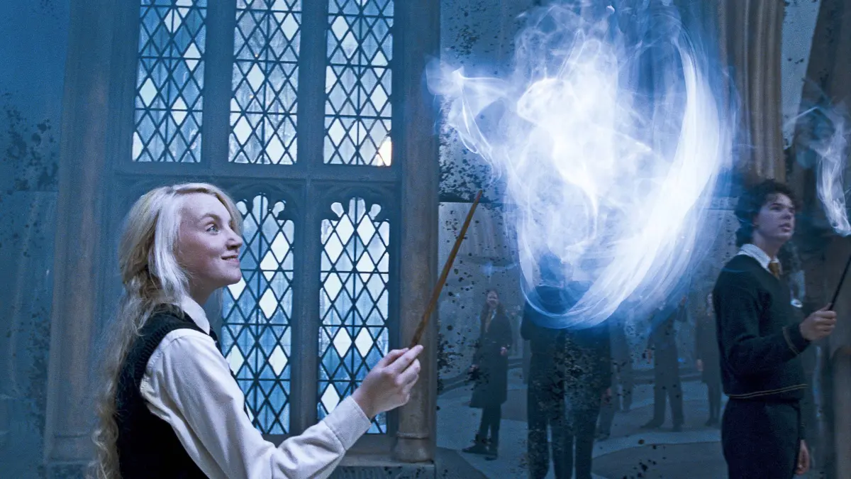 Bildnummer: 55088008 Datum: 28.06.2007 Copyright: imago/EntertainmentPictures
2007 - Harry Potter and the Order of the Phoenix - Movie Set PICTURED: EVANNA LYNCH as Luna Lovegood. RELEASE DATE: June 28, 2007. MOVIE TITLE: Harry Potter and the Order of the Phoenix. STUDIO: Heyday Films. PLOT: Harry is about to start his fifth year at Hogwarts. He s desperate to get back to school and find out why his friends Ron and Hermoine have been so secretive all summer. However, what Harry is about to discover in his new year at Hogwarts will turn his world upside down. !ACHTUNG NUTZUNG NUR BEI FILMTITEL-NENNUNG! PUBLICATIONxINxGERxONLY People Entertaintment Film kbdig 2007 quer
Bildnummer 55088008 Date 28 06 2007 Copyright Imago EntertainmentPictures 2007 Harry Potter and The Order of The Phoenix Movie Set Pictured Evanna Lynch As Luna Lovegood Release Date June 28 2007 Movie Title Harry Potter and The Order of The Phoenix Studio Films Plot Harry IS About to Start His Fifth Year AT Hogwarts he S Desperate to Get Back to School and find out Why His Friends Ron and Hermoine have been as secretive All Summer However What Harry IS About to DISCOVER in His New Year AT Hogwarts will Turn His World UPSIDE Down Regard Use only at FILMTITEL ANSWER PUBLICATIONxINxGERxONLY Celebrities Entertaintment Film Kbdig 2007 horizontal