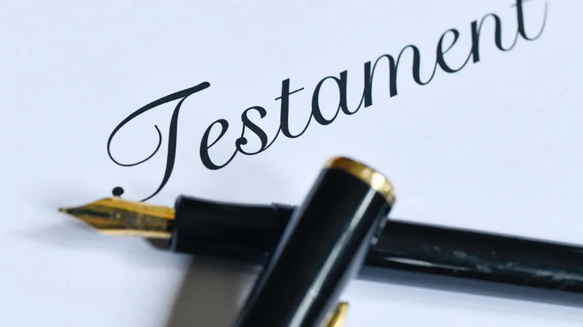 Der Schriftzug Testament steht auf einem Blatt Papier: ILLUSTRATION - Eheleute können beim Aufsetzen eines gemeinsamen Testaments eine Pflichtteilsstrafklausel hineinschreiben. Foto: Kirsten Neumann/dpa-mag - Honorarfrei nur für Bezieher des Dienstes dpa-Magazin +++ dpa-Magazin +++