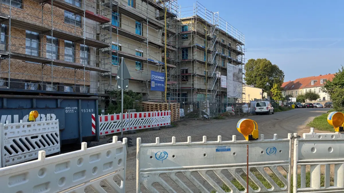 Problem ist die Baustelle Steinstraße in Neuruppin. Dadurch sind die Zufahrten zu den Neubauten Stadtvilla am Seetor und der Seniorenresidenz von Vitanas für Mieter erst einmal nicht möglich.