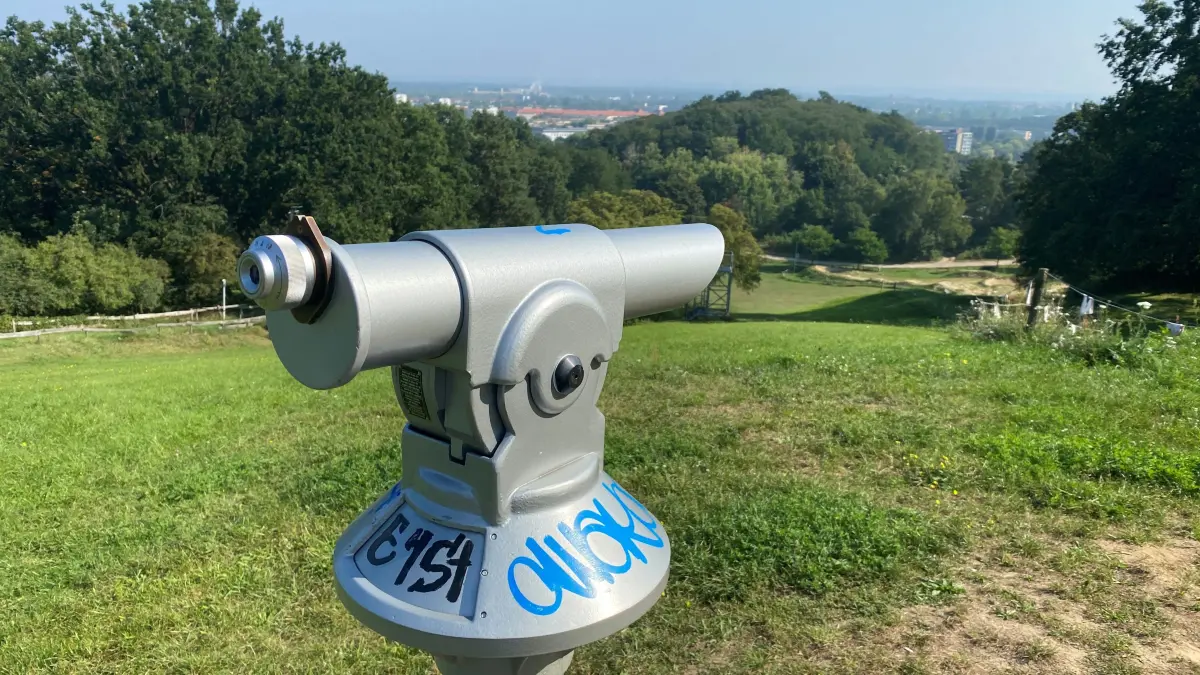 Steht in den Diehloer Bergen: Ein kostenlos zu nutzendes Fernrohr mit der Sicht auf Eisenhüttenstadt. Es soll jetzt außer Betrieb bleiben.