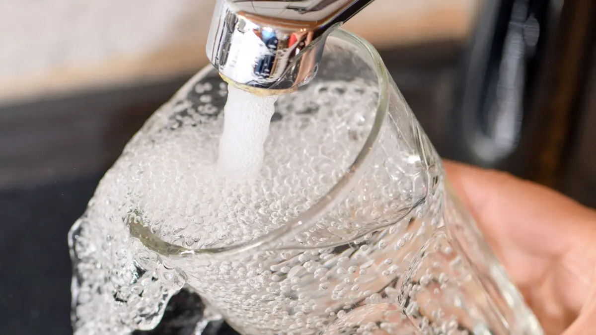 Eine Frau füllt ein Glas mit Trinkwasser aus dem Hahn: ARCHIV - 08.08.2019, Brandenburg, Sieversdorf: Eine Frau füllt ein Glas mit Trinkwasser aus dem Hahn. (zu dpa: «Bakterien im Trinkwasser - Schwangauer müssen abkochen») Foto: Patrick Pleul/dpa-Zentralbild/dpa +++ dpa-Bildfunk +++
