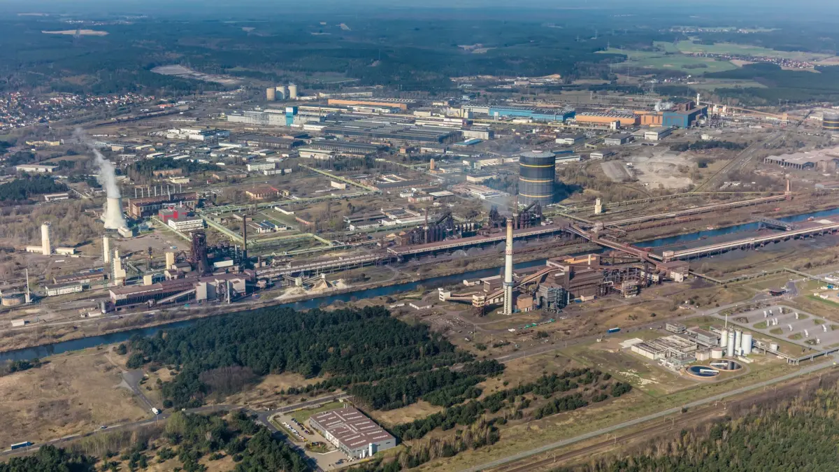 Im Bereich der Hochöfen auf dem Werksgelände von ArcelorMittal Eisenhüttenstadt wird ein Großaufgebot an Feuerwehr zu sehen sein.