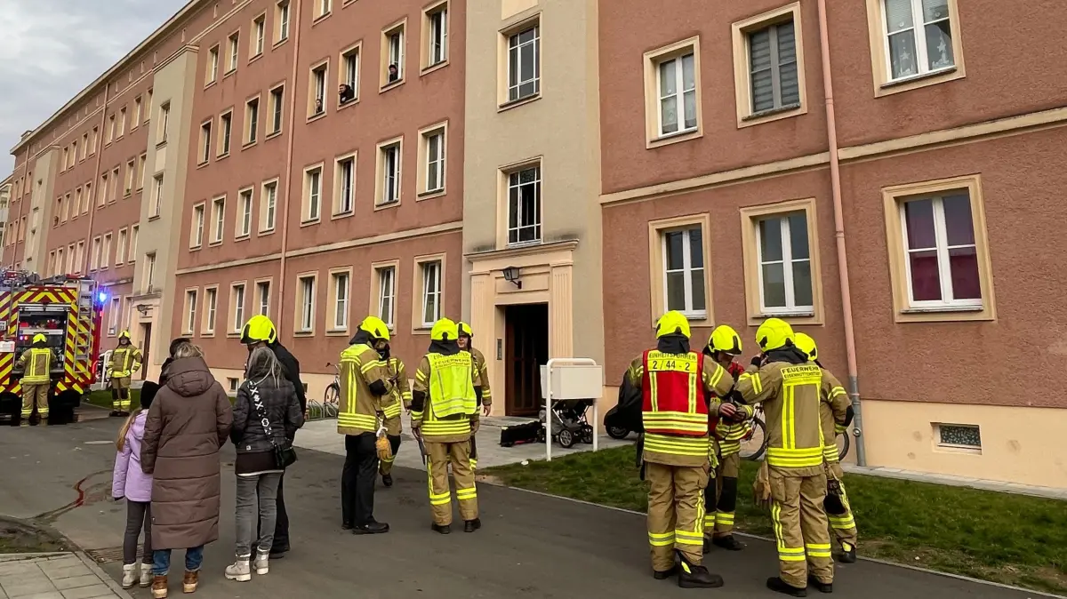 Mehrere hundert Einsätze absolviert die Feuerwehr in Eisenhüttenstadt, wie hier, Anfang 2025 in einem Mehrfamilienhaus in Eisenhüttenstadt. Die zahl der hautamtlichen Kräfte soll deutlich aufgestockt werden.