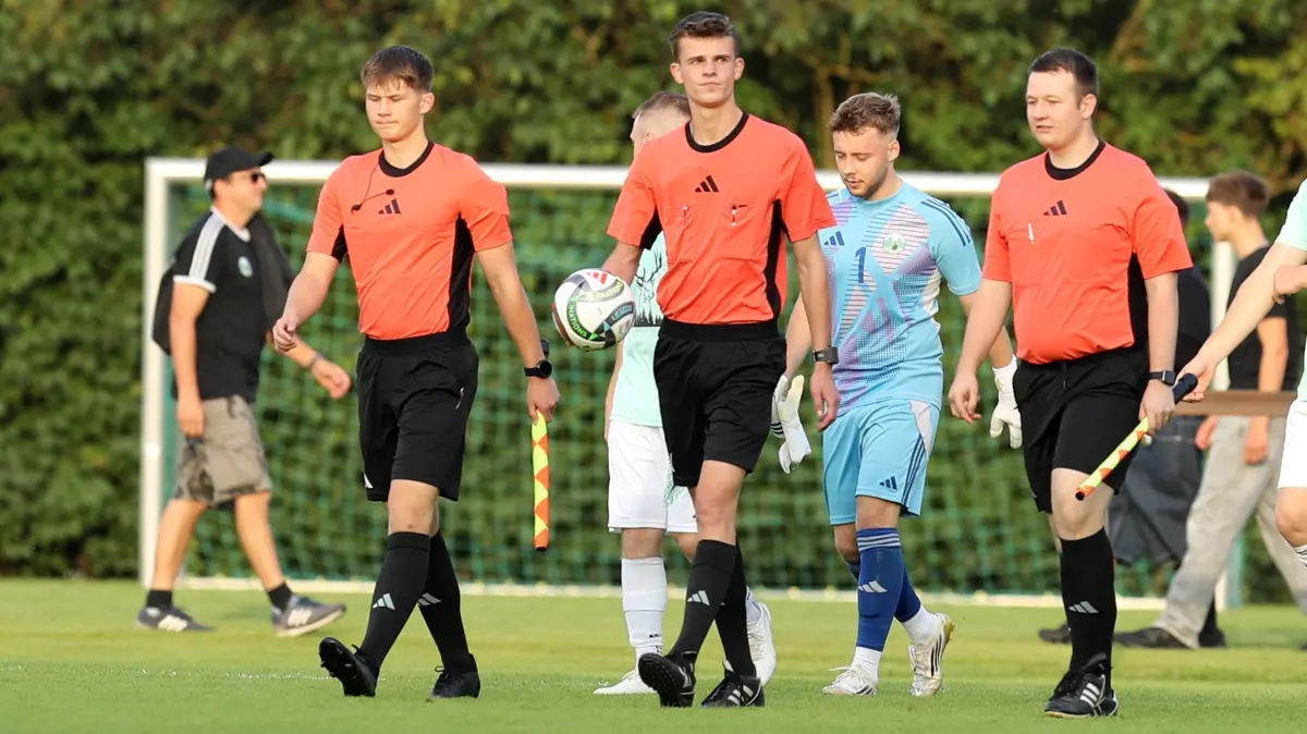 Schiedsrichter Roman Brand (Mitte) und seine Assistenten Maurice Schmidt und Maximilian Og