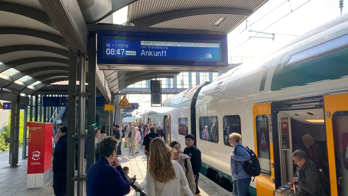 Alle aussteigen - Endstation Fürstenwalde: Für Fahrgäste in Richtung Frankfurt (Oder) ging es am Mittwochmorgen nur mit Verzögerung weiter, nach einer Stunde Verspätung.