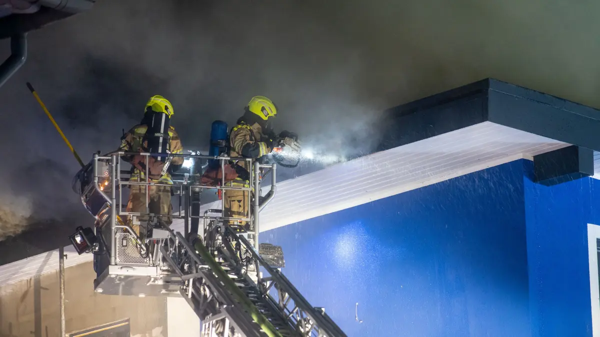 Die Einsatzkräfte der Feuerwehr mussten das Dach von außen über Drehleitern öffnen.