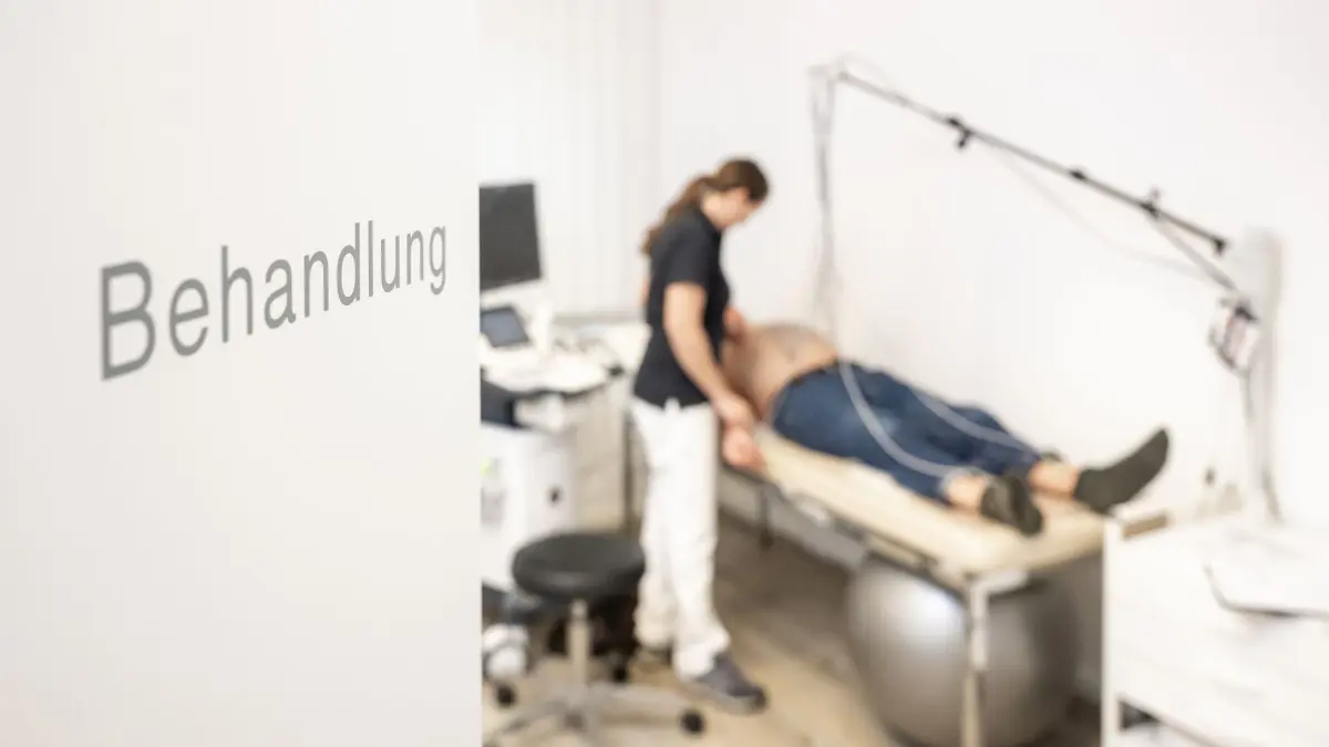 Sprechstundenhilfe bereitet Patienten auf Ruhe-EKG vor: ILLUSTRATION - Wertvolle Werte: Im Elektrokardiogramm (EKG) können Herzrhythmusstörungen erkannt werden. (zu dpa: «Herzgesundheit: So geht Herzvorsorge - spätestens ab 50») Foto: Benjamin Nolte/dpa-tmn - Honorarfrei nur für Bezieher des dpa-Themendienstes +++ dpa-Themendienst +++