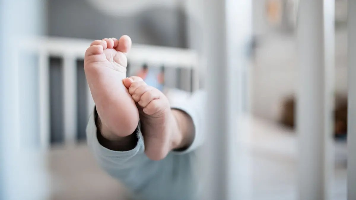 Ein Baby liegt in einem Beistellbett: ARCHIV - 30.12.2019, Nordrhein-Westfalen, Oberhausen: Einen kleinen Menschen auf die Welt zu bringen, kann für Frauen ein überwältigendes Ereignis sein: Doulas liefern emotionale Unterstützung. (zu dpa: «Baby erblickt auf der Autobahn das Licht der Welt») Foto: Fabian Strauch/dpa/dpa-tmn +++ dpa-Bildfunk +++