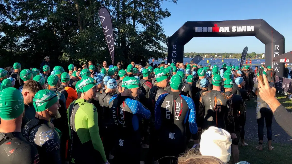 Ironman 2025 in Erkner: Alle Wettbewerbe starten mit dem Schwimmen im Dämeritzsee am Sportzentrum.