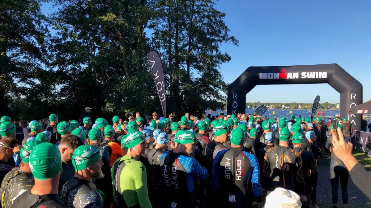 Ironman 2025 in Erkner: Alle Wettbewerbe starten mit dem Schwimmen im Dämeritzsee am Sportzentrum.