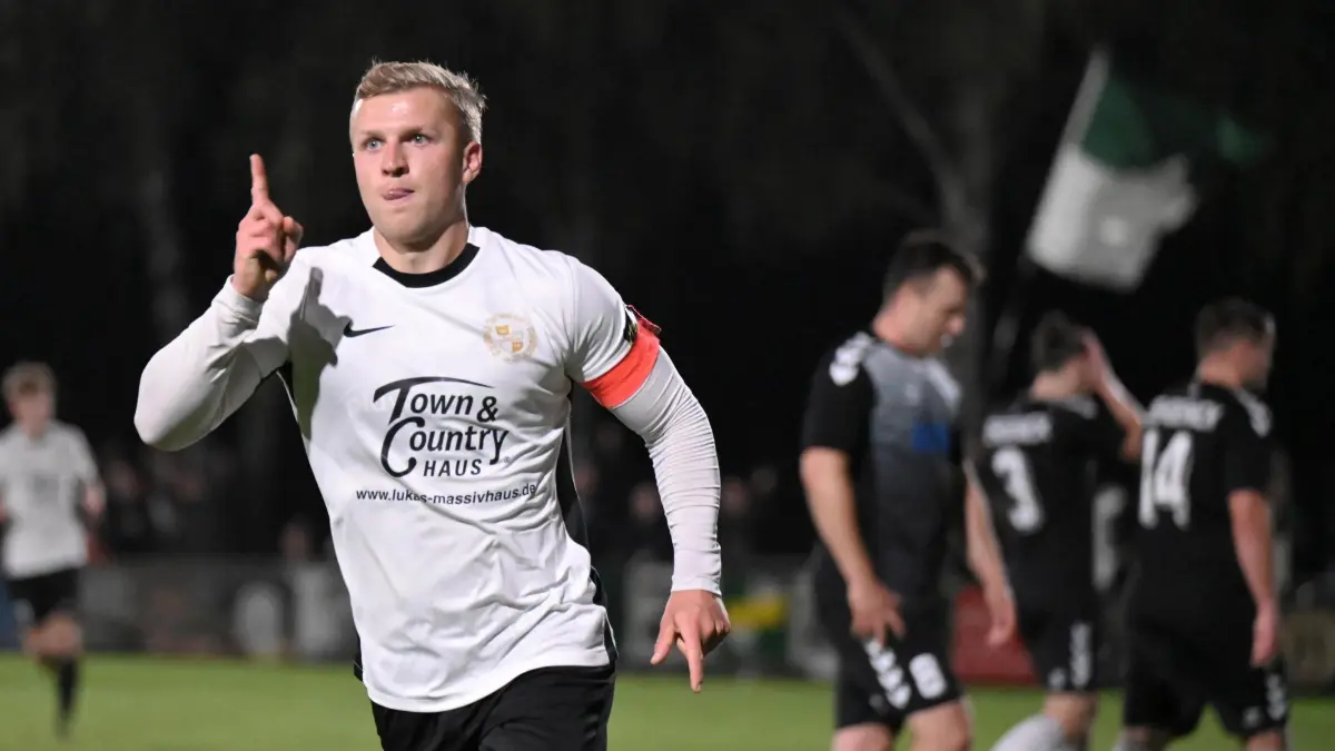 Fussball : Panketal, Fussball Landesliga Nord, , Einheit Zepernick -SV Zehdenick, Torschütze SF Paul Maurer nach dem 3 : 2
FOTO BENK 12.09.20225