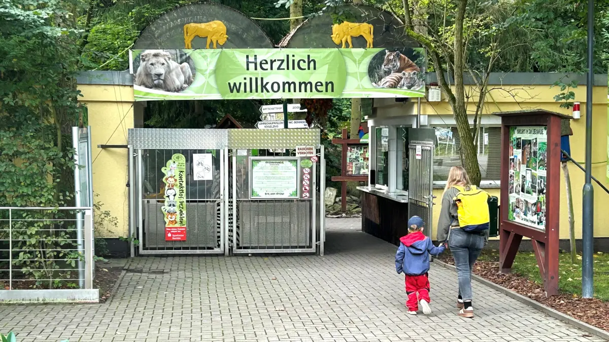 Nadelöhr in Eberswalde: Der Eingangsbereich des Zoos ist viel zu klein. Wenn wenig Andrang herrscht, wie hier am frühen Morgen, ist dies kein Problem. Doch oft stauen sich hier die Besucherströme.