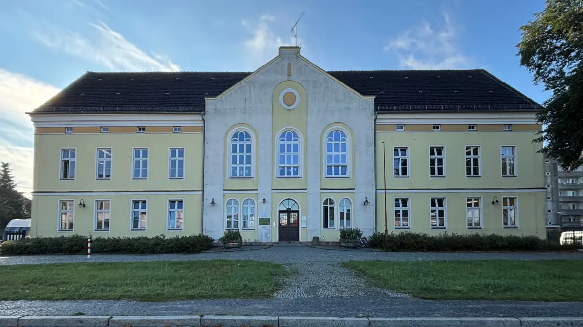 Ein mehr als hundert Jahre altes Gebäude in Eisenhüttenstadt soll generalsaniert werden. Doch die Maßnahme ist nicht nur eine logistische Herausforderung.