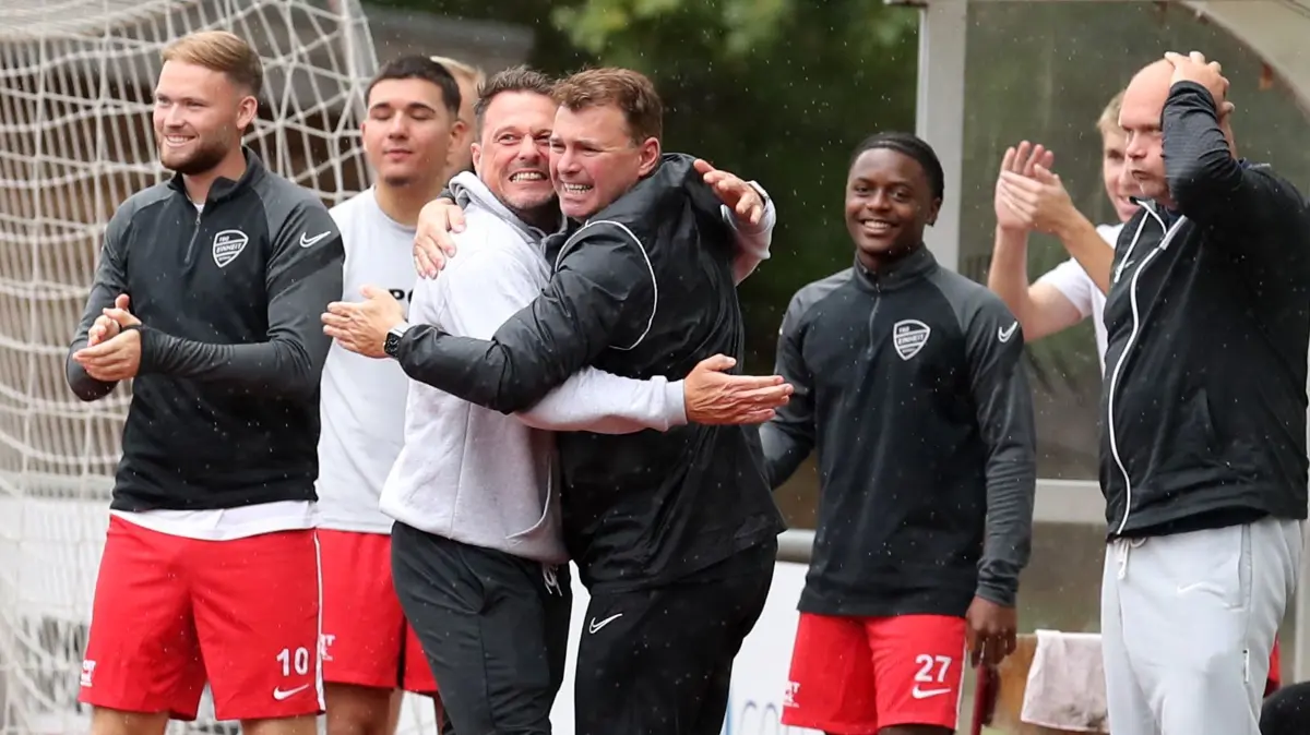 FB BBL 3. ST TSG Einheit Bernau - Union Fürstenwalde: Berenau, 13.09.2025, FB BBL 3. ST TSG Einheit Bernau - Union Fürstenwalde 1:1, TSG-Trainer Matthias Schönknecht (links) und Trainer Mike Frank freuen sich nach dem 1:0 in der 35. Minute