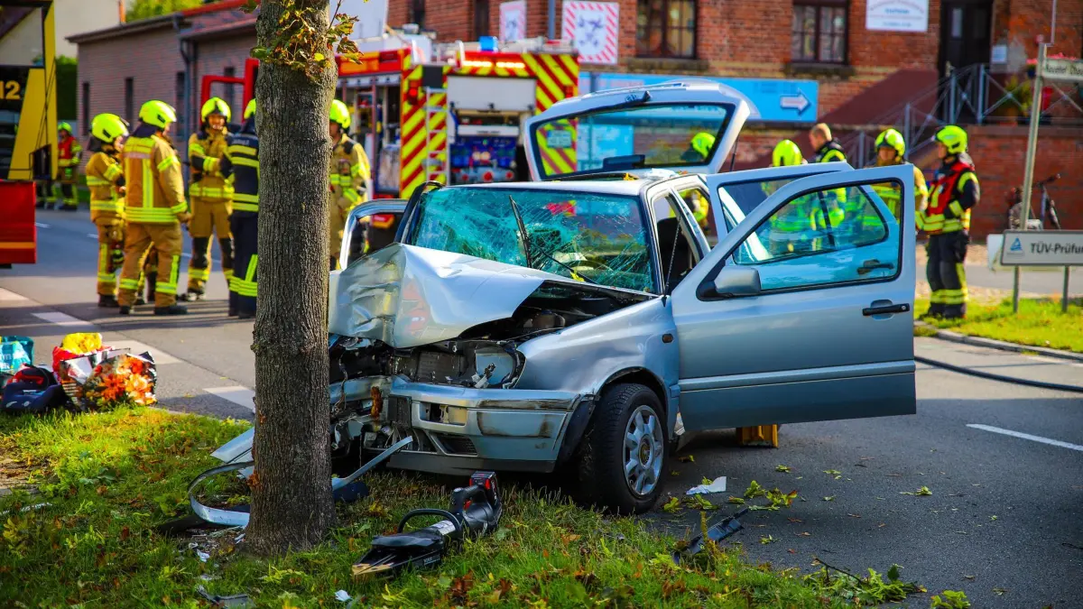 In Staffelde bei Kremmen wollte ein VW Golf einem anderen Fahrzeug ausweichen. Dabei prallte der Fahrer frontal gegen einen Straßenbaum und wurde schwer verletzt.