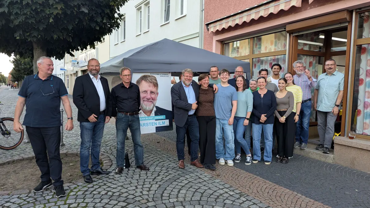 Wahsiegerlächeln: Karsten Ilm (CDU) und seine Unterstützer freuen sich in der Wilhelmstraße über den Sieg im ersten Wahlgang.