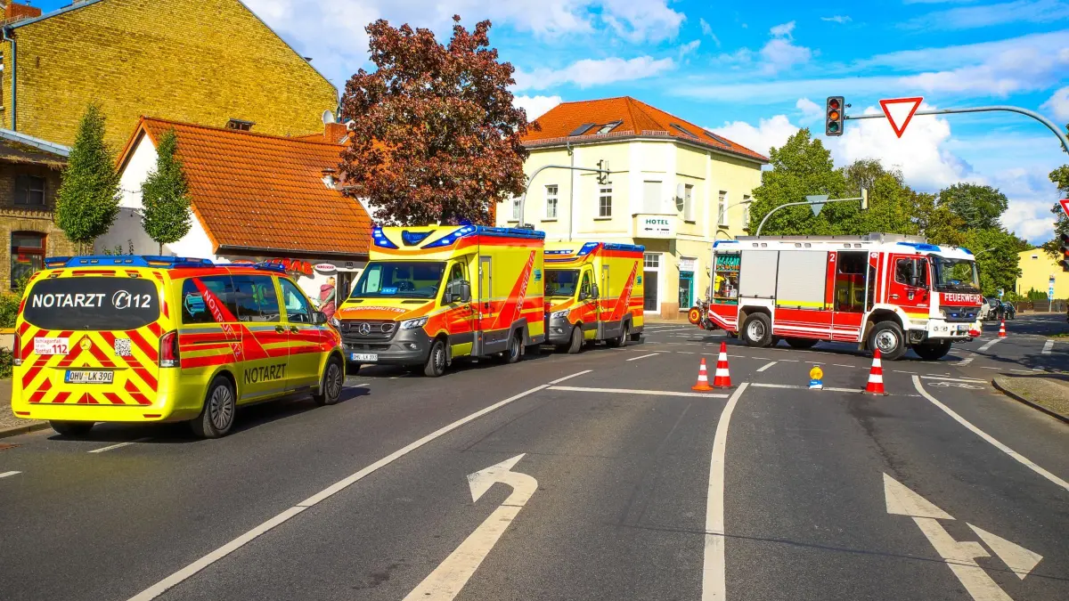 Die Kreuzung Rosa-Luxemburg-Straße/Breite Straße in Velten war nach dem Unfall anderthalb Stunden gesperrt.