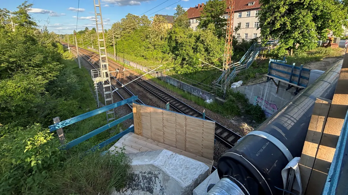 Unter der Brücke in der Markendorfer Straße verlaufen die Bahngleise für den RE1 zwischen Frankfurt (Oder) und Berlin.