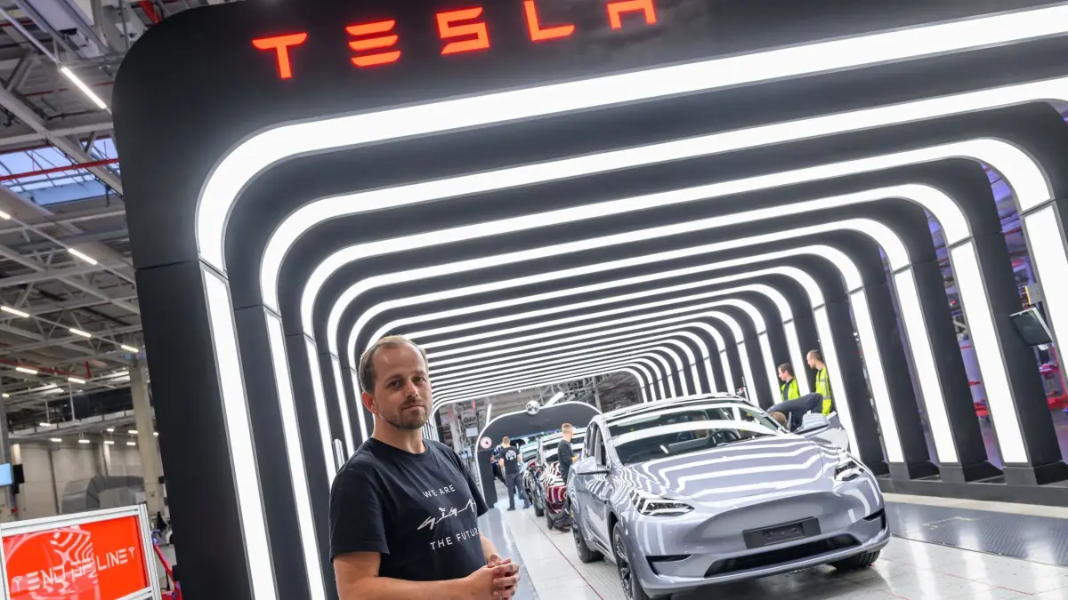 Tesla Gigafactory Berlin-Brandenburg: ARCHIV - 16.12.2024, Brandenburg, Grünheide: André Thierig, Werkleiter der Tesla Gigafactory Berlin-Brandenburg, steht an der Endkontrolle der Produktion von Elektrofahrzeugen vom Typ Tesla Model Y. (zu dpa: «Tesla-Werksleiter sieht für Grünheide «positiven Trend»») Foto: Patrick Pleul/dpa +++ dpa-Bildfunk +++