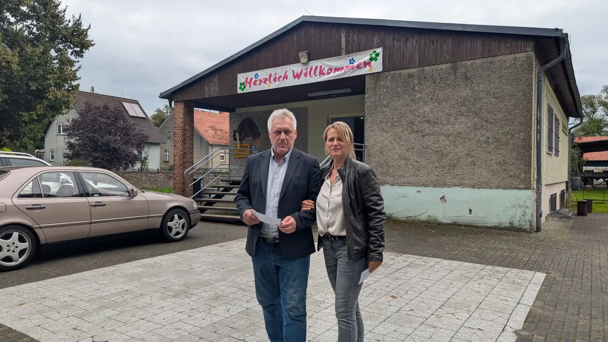 AfD-Kandidat Thomas Knels gemeinsam mit Ehefrau Anett vor dem Wahllokal in Haselberg.