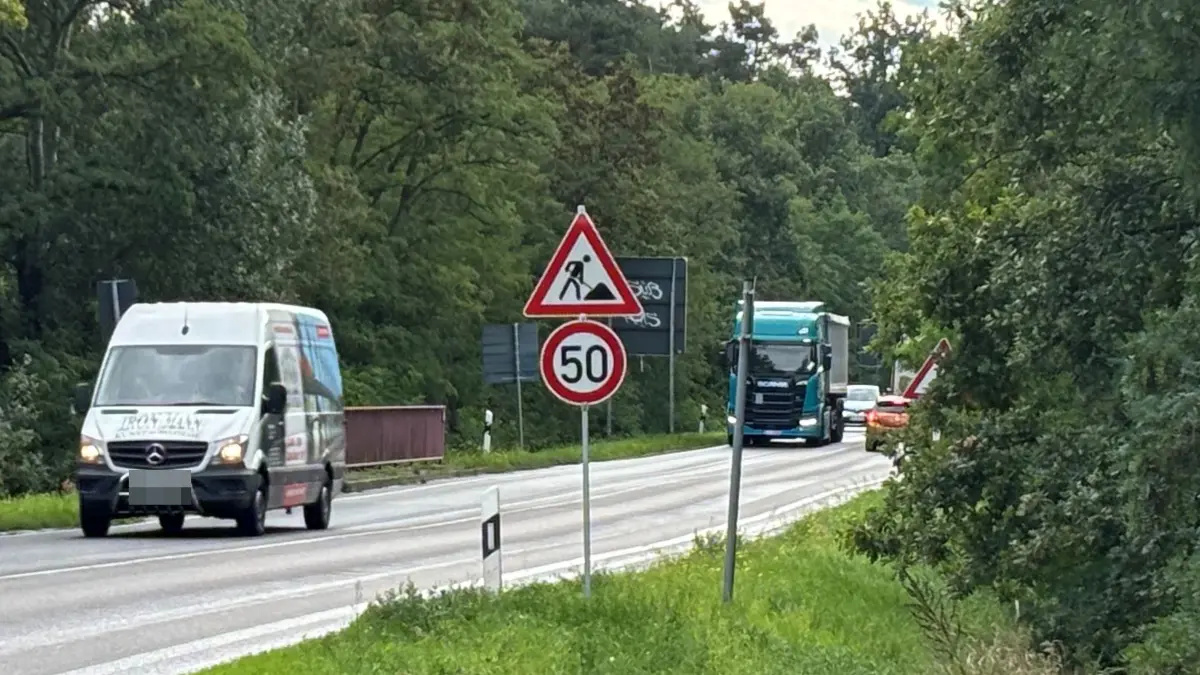 Baustelle an der B112 zwischen Eisenhüttenstadt und Lawitz, Es gibt eine Ampel und es gelten 50 km/h