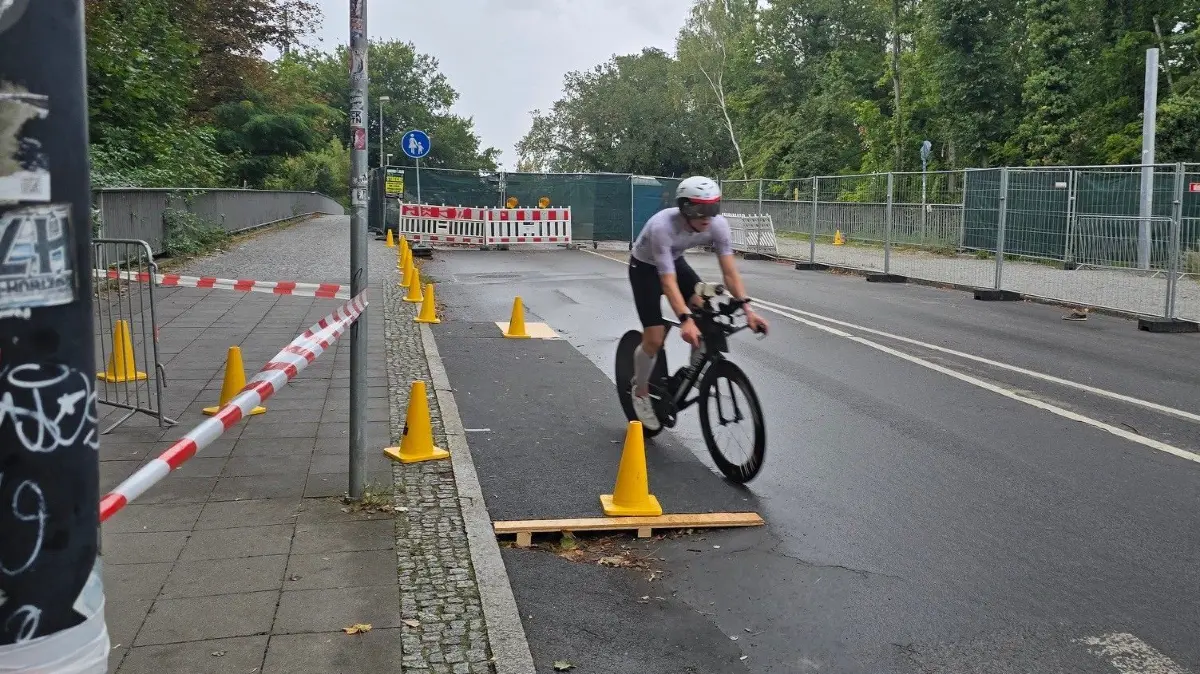 Baustellen und Sperrungen beim Ironman Erkner: Die Strecke bot Organisatoren, Sportlerinnen und Sportler einige Herausforderungen.