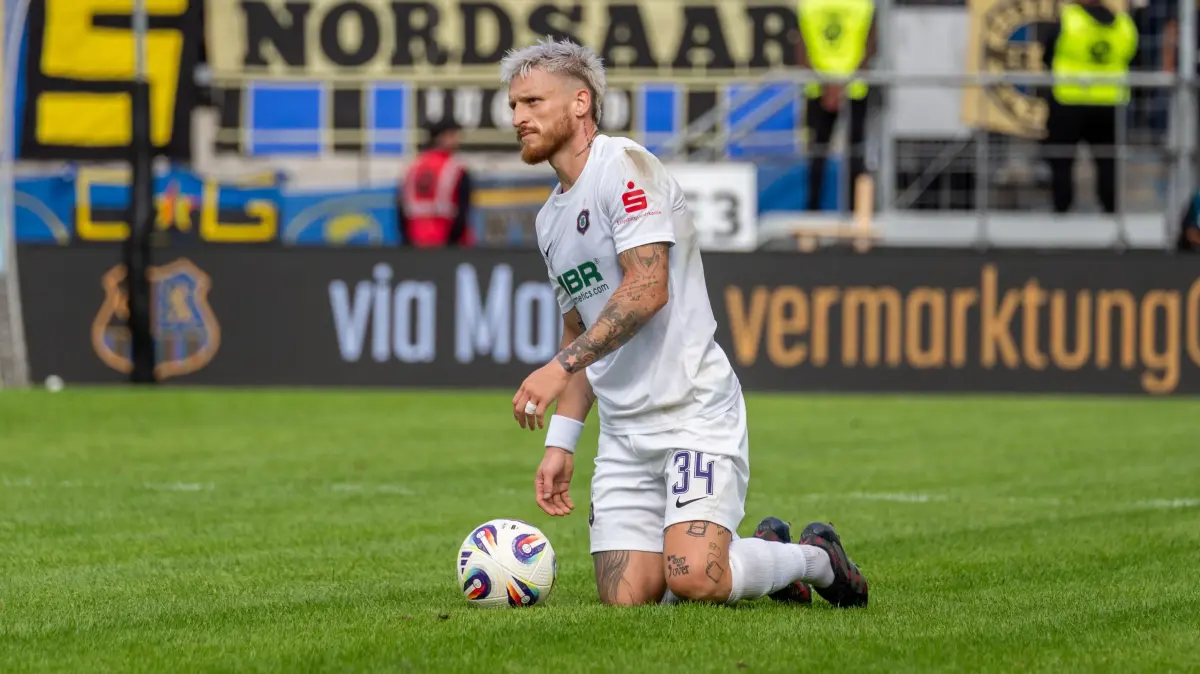 Spielszene, Freisteller, Portrait Marvin Stefaniak (FC Erzgebirge Aue, #34) kniet auf dem Boden,
GER, 1. FC Saarbruecken vs. FC Erzgebirge Aue, Fussball, 3. Liga, 4. Spieltag, Saison 2025/2026, 30.08.2025,
DFB REGULATIONS PROHIBIT ANY USE OF PHOTOGRAPHS AS IMAGE SEQUENCES AND/OR QUASI-VIDEO,
Foto: Eibner-Pressefoto/Jan-Niclas Groemling