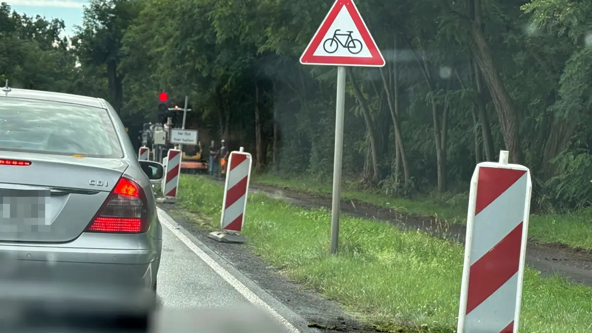 Baustelle an der B112 zwischen Eisenhüttenstadt und Lawitz, Es gibt eine Ampel und es gelten 50 km/h