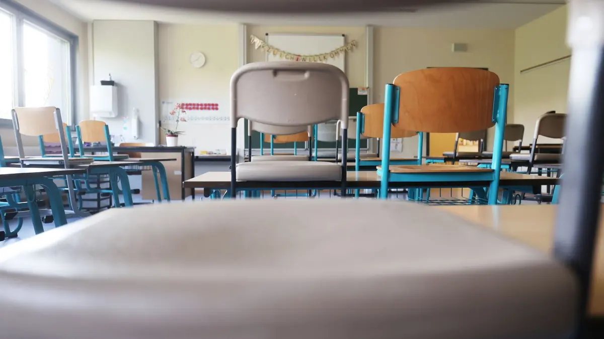 Schule: ARCHIV - 31.07.2024, Thüringen, Gera: Stühle stehen auf den Schulbänken in einem Klassenraum der Wilhelm Busch Grundschule. (zu dpa: «Regierungsplan: Freie Schulen sollen mehr Geld bekommen») Foto: Bodo Schackow/dpa +++ dpa-Bildfunk +++