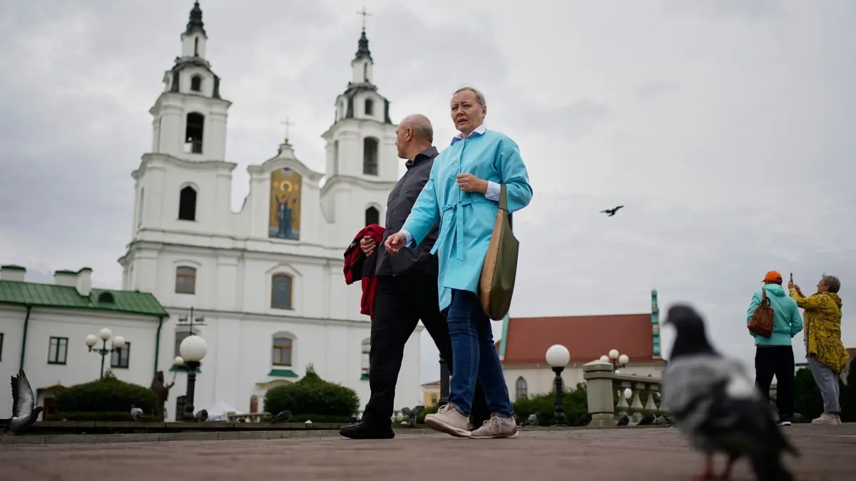 Alltag in Minsk: 16.09.2025, Belarus, Minsk: Menschen gehen vor der Heilig-Geist-Kathedrale. Foto: Pavel Bednyakov/AP/dpa +++ dpa-Bildfunk +++