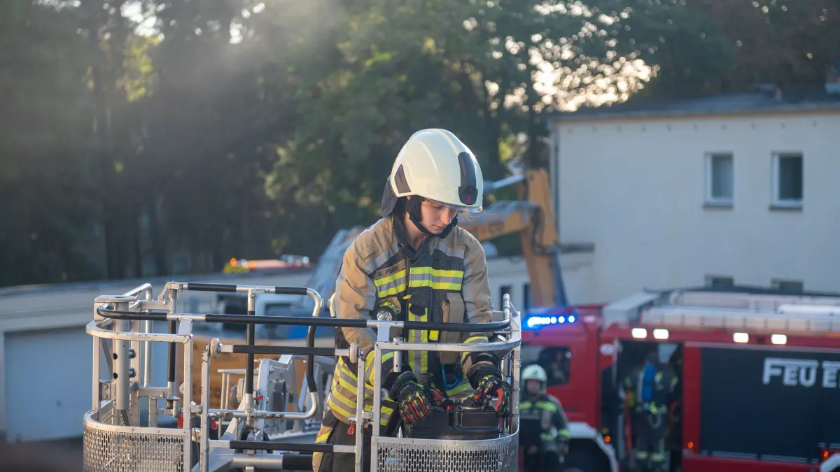 Mit einer Drehleiter musste eine Person aus dem Obergeschoss gerettet werden.