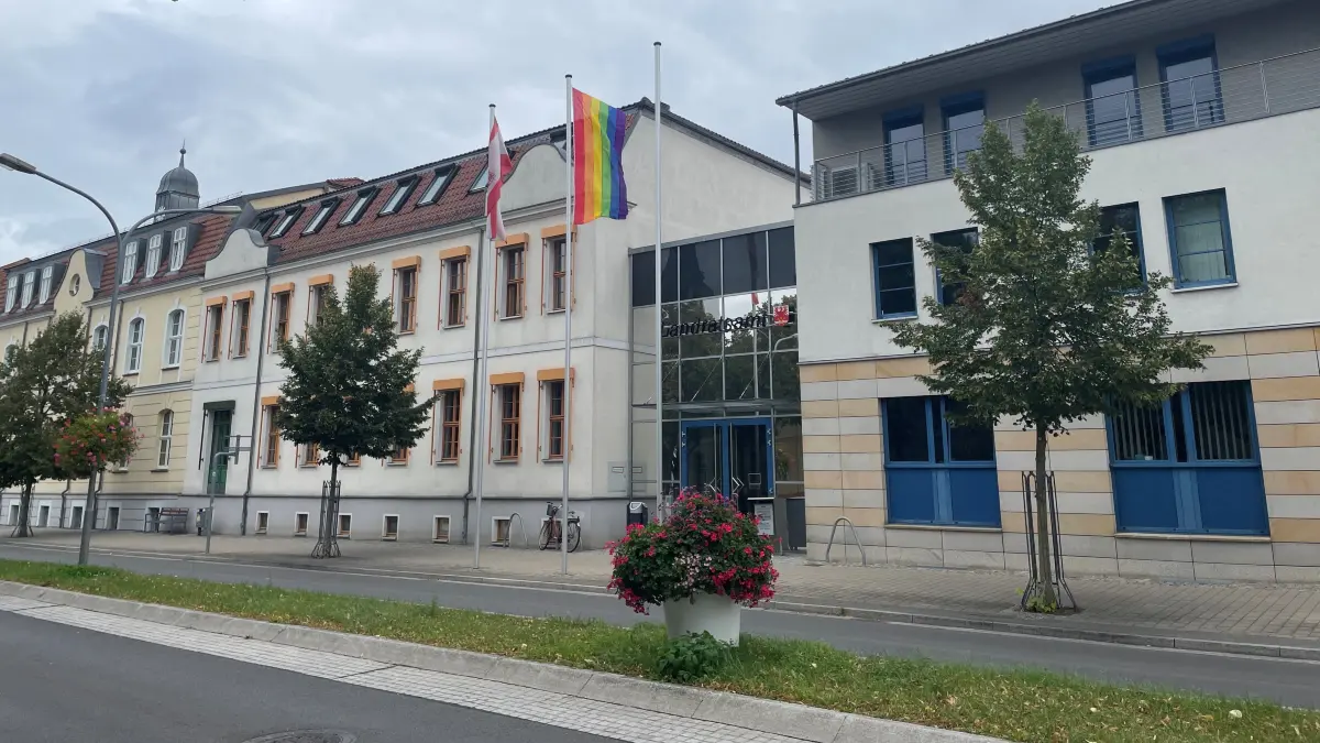 Landratsamt in Seelow: Die Schwierigkeiten, geeignetes Fachpersonal für diese Behörde zu finden, sind unterschiedlich. Im Kreistag wurde darüber diskutiert, ob der Dienstort als Hürde fungiert.
