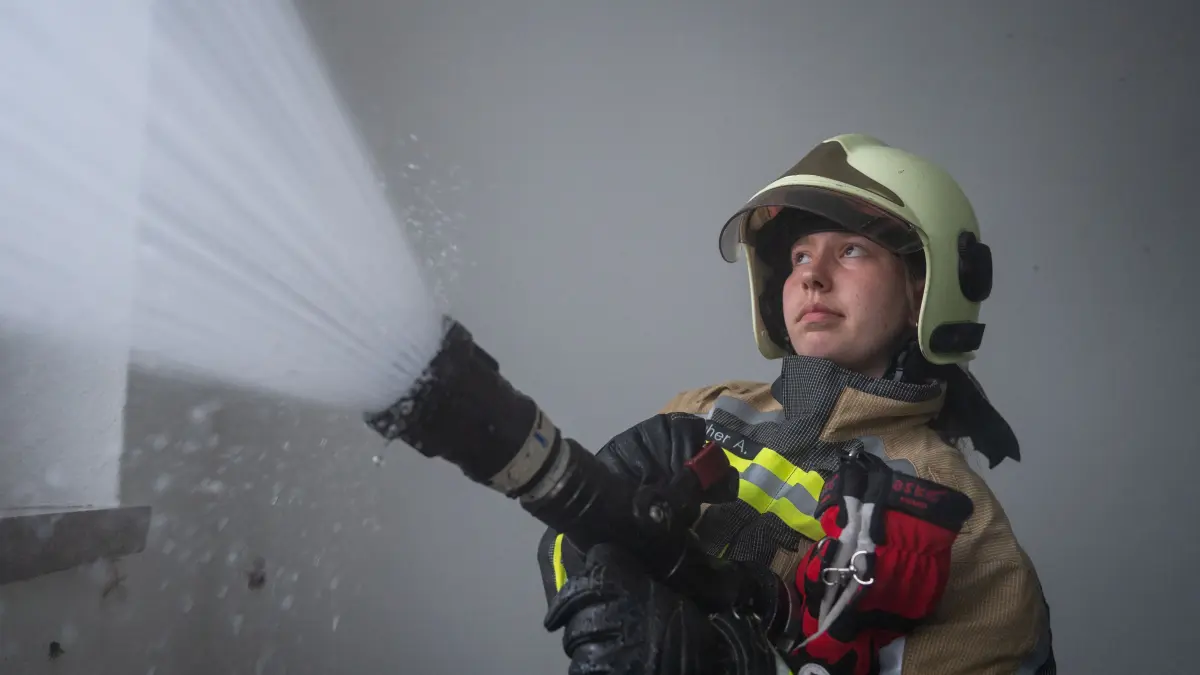 Die Einsatzkräfte übten auch das Belüften von verrauchten Räumten, durch den Einsatz des Strahlrohrs. Dabei soll der Wasserstrahl einen Unterdruck erzeugen, der den Rauch nach außen drückt.
