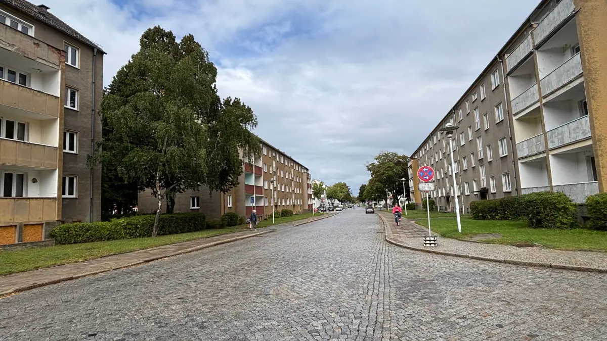 Hunderte Wohnungen in Eisenhüttenstadt stehen leer und der Leerstand steigt weiter. So reagiert die städtische Gebäudewirtschaft darauf.