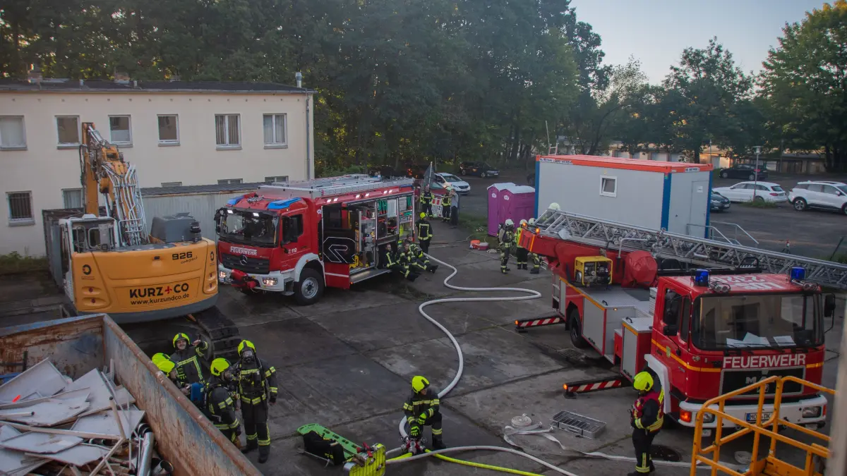 Mehrere Einsatzfahrzeuge rückten für die Übung zum Immanuel Klinikum Rüdersdorf aus.